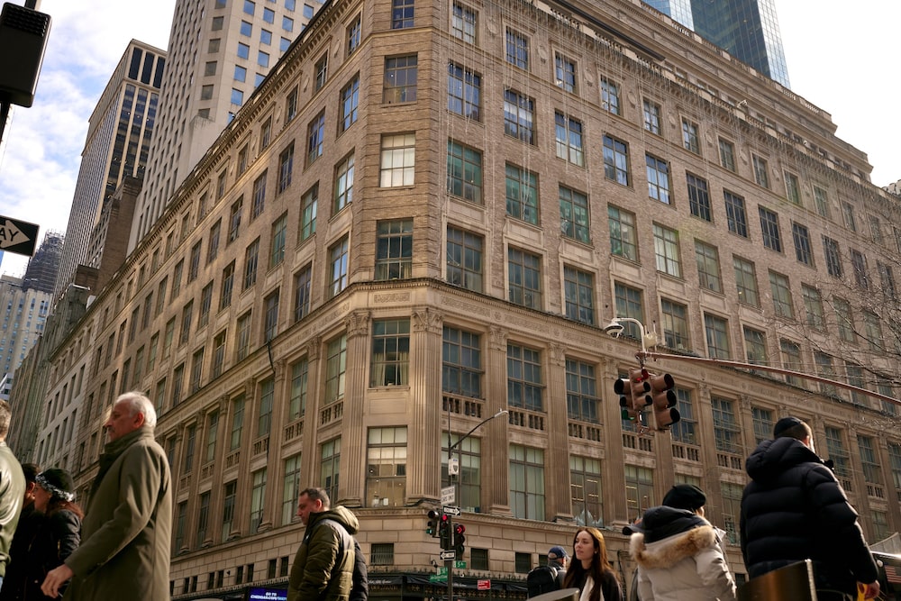 A Saks Global Enterprises enfrenta sérios desafios financeiros e operacionais. A Saks Global Enterprises enfrenta sérios desafios financeiros e operacionais.