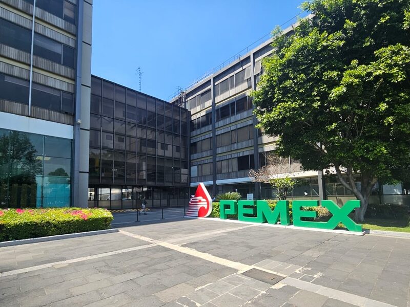Explanada de la Torre Ejecutiva de Pemex en la Ciudad de México, México (Foto: Arturo Solís) Explanada de la Torre Ejecutiva de Pemex en la Ciudad de México, México (Foto: Arturo Solís)