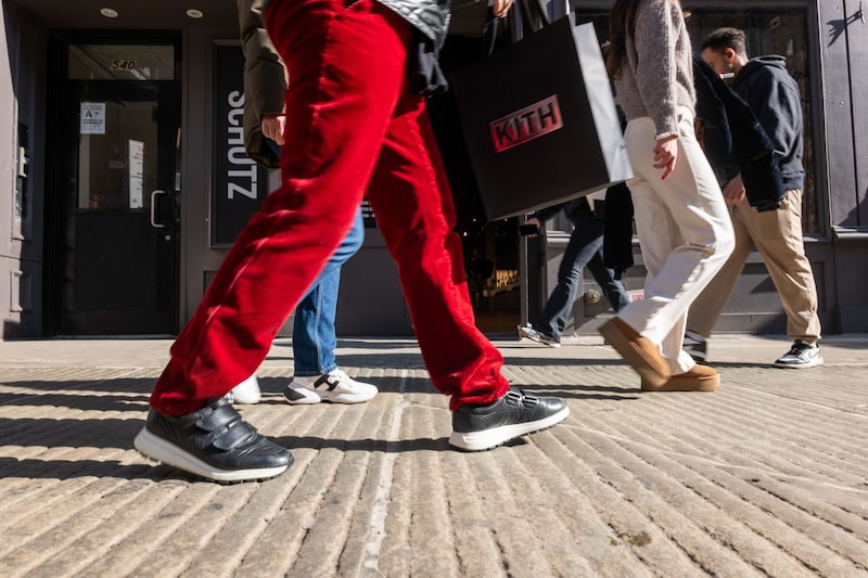 La gente camina por Broadway con bolsas de compras en Manhattan el 27 de febrero de 2026 en la ciudad de Nueva York. La gente camina por Broadway con bolsas de compras en Manhattan el 27 de febrero de 2026 en la ciudad de Nueva York.