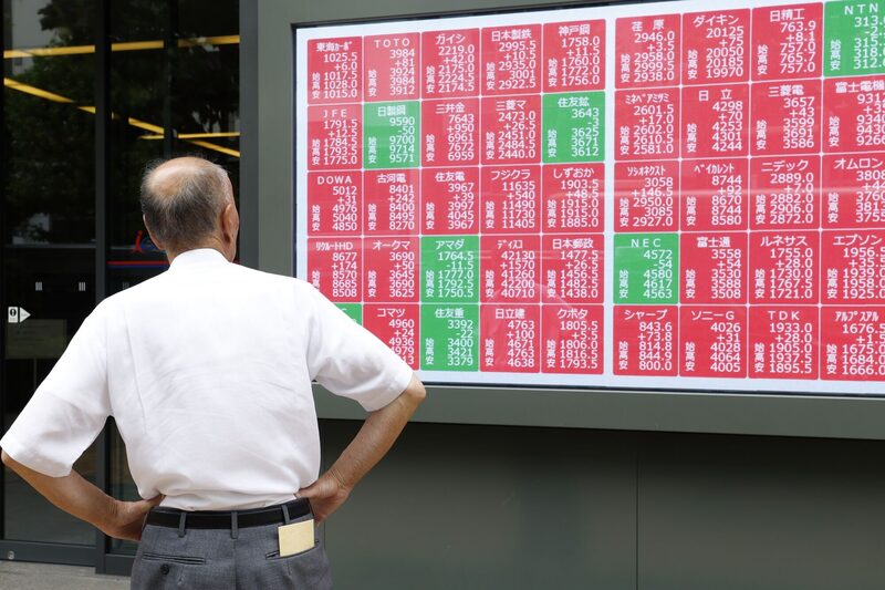 Una pantalla muestra el índice bursátil Nikkei 225 fuera de una empresa de valores en Tokio, Japón, el martes 12 de agosto de 2025. Una pantalla muestra el índice bursátil Nikkei 225 fuera de una empresa de valores en Tokio, Japón, el martes 12 de agosto de 2025.