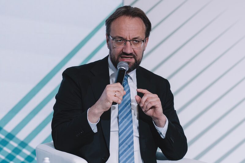 Gediminas Simkus, miembro del Consejo de Gobierno, resaltó que los aranceles estadounidenses pesan sobre el crecimiento económico. Gediminas Simkus, miembro del Consejo de Gobierno, resaltó que los aranceles estadounidenses pesan sobre el crecimiento económico.