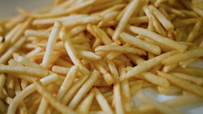 Singapura fica sem batata frita por problemas na cadeia de suprimentos Singapura fica sem batata frita por problemas na cadeia de suprimentos