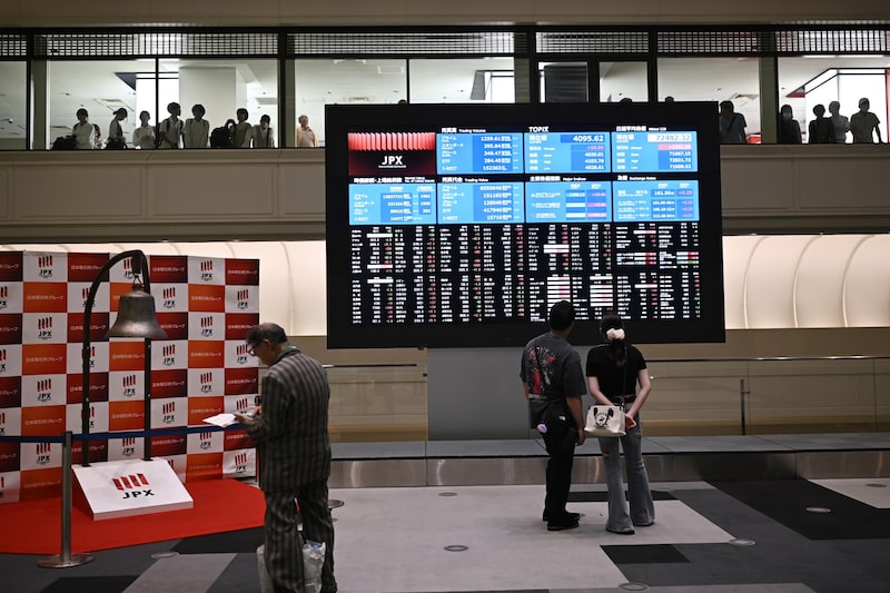 Precios de las acciones mostrados en una pantalla en el edificio de la Bolsa de Valores de Tokio (TSE). Precios de las acciones mostrados en una pantalla en el edificio de la Bolsa de Valores de Tokio (TSE).