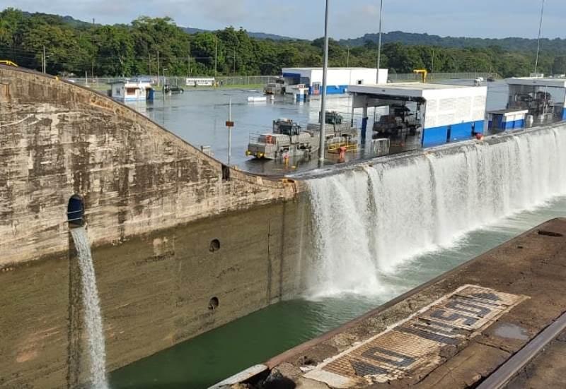 El Canal de Panamá comunicó un desbordamiento en la línea oeste de las esclusas de Gatún. El Canal de Panamá comunicó un desbordamiento en la línea oeste de las esclusas de Gatún.