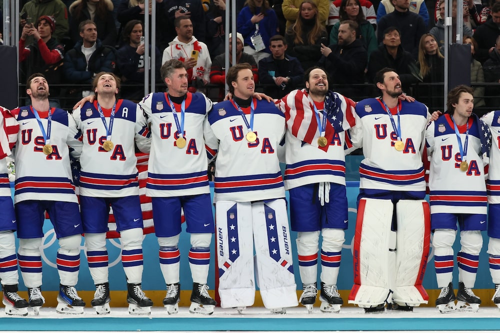 Los miembros del equipo masculino de hockey de Estados Unidos escuchan el himno nacional durante la ceremonia de entrega de medallas en los Juegos Olímpicos de Invierno de Milán-Cortina 2026, el 22 de febrero. Fotógrafo: Bruce Bennett/Getty Images Los miembros del equipo masculino de hockey de Estados Unidos escuchan el himno nacional durante la ceremonia de entrega de medallas en los Juegos Olímpicos de Invierno de Milán-Cortina 2026, el 22 de febrero. Fotógrafo: Bruce Bennett/Getty Images