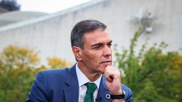 Sánchez vuelve a desafiar a Trump con una gran apuesta por los inmigrantes en España Sánchez vuelve a desafiar a Trump con una gran apuesta por los inmigrantes en España