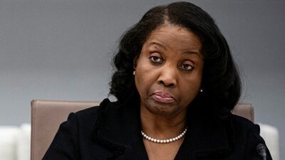 Departamento de Justiça abre investigação sobre diretora do Fed atacada por Trump Departamento de Justiça abre investigação sobre diretora do Fed atacada por Trump