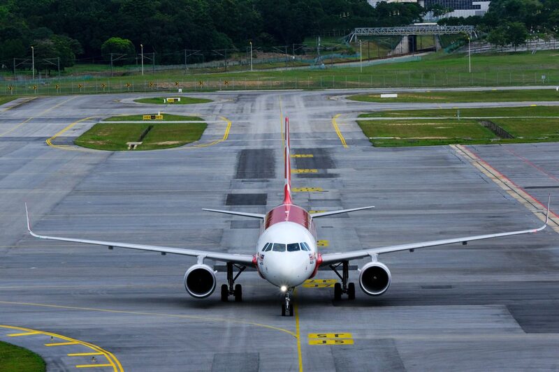 Un avión doméstico Airbus A320 operado por AirAsia Group Bhd llega al aeropuerto internacional de Kuala Lumpur. Un avión doméstico Airbus A320 operado por AirAsia Group Bhd llega al aeropuerto internacional de Kuala Lumpur.