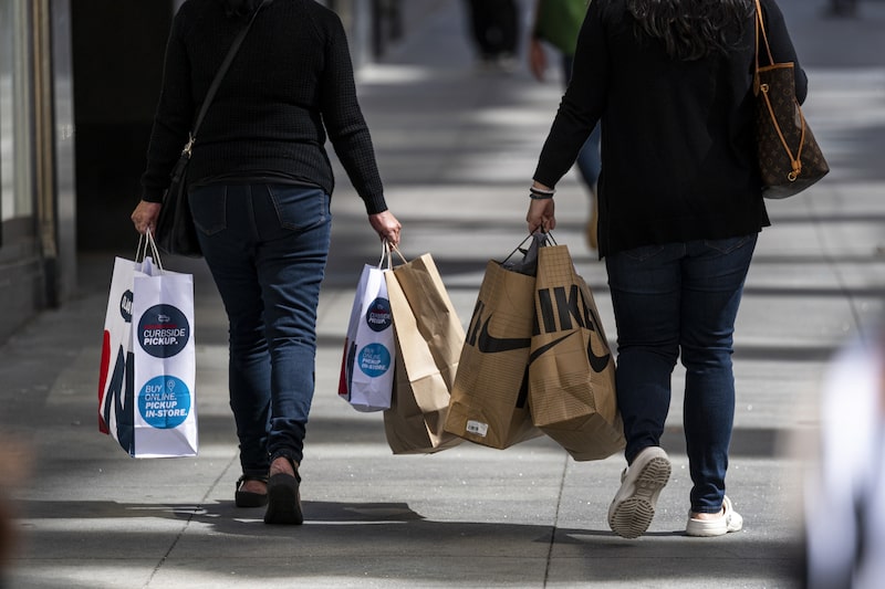 La confianza del consumidor de EE. UU. cayó en abril debido a perspectivas más sombrías sobre las finanzas personales y la economía. La confianza del consumidor de EE. UU. cayó en abril debido a perspectivas más sombrías sobre las finanzas personales y la economía.