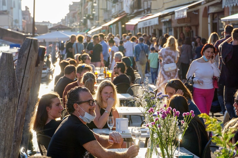 Turistas y venecianos en el distrito de Cannaregio. Turistas y venecianos en el distrito de Cannaregio.