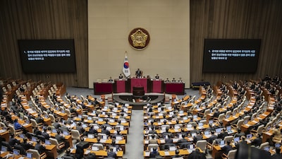 Presidente da Coreia do Sul sobrevive a pedido de impeachment por cinco votos Presidente da Coreia do Sul sobrevive a pedido de impeachment por cinco votos
