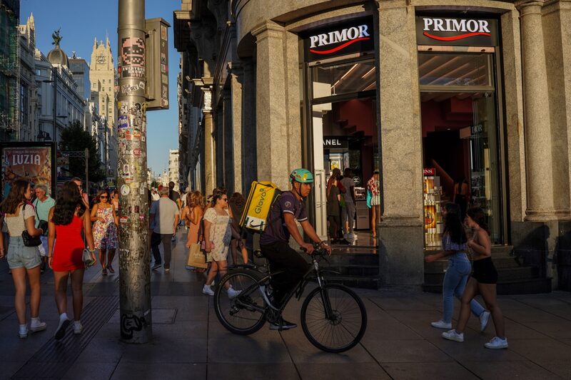 Un mensajero en bicicleta de Glovo recorre una calle comercial de Madrid, España, el miércoles 31 de agosto de 2022. Un mensajero en bicicleta de Glovo recorre una calle comercial de Madrid, España, el miércoles 31 de agosto de 2022.