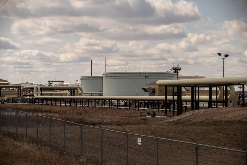 Contenedores y oleoductos de almacenamiento de petróleo Gibson en la terminal de Hardisty, en Hardisty, Alberta (Canadá), el jueves 27 de abril de 2023. Contenedores y oleoductos de almacenamiento de petróleo Gibson en la terminal de Hardisty, en Hardisty, Alberta (Canadá), el jueves 27 de abril de 2023.