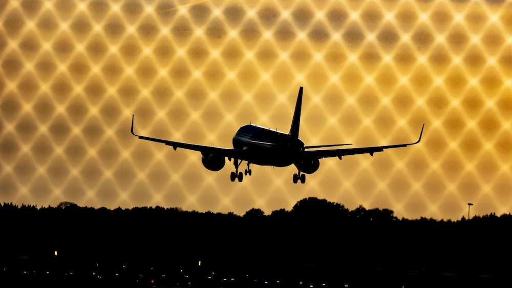 Airbus SE redujo sus perspectivas para el año debido a que los persistentes problemas en la cadena de suministro siguen privando al fabricante de aviones de componentes vitales. Airbus SE redujo sus perspectivas para el año debido a que los persistentes problemas en la cadena de suministro siguen privando al fabricante de aviones de componentes vitales.