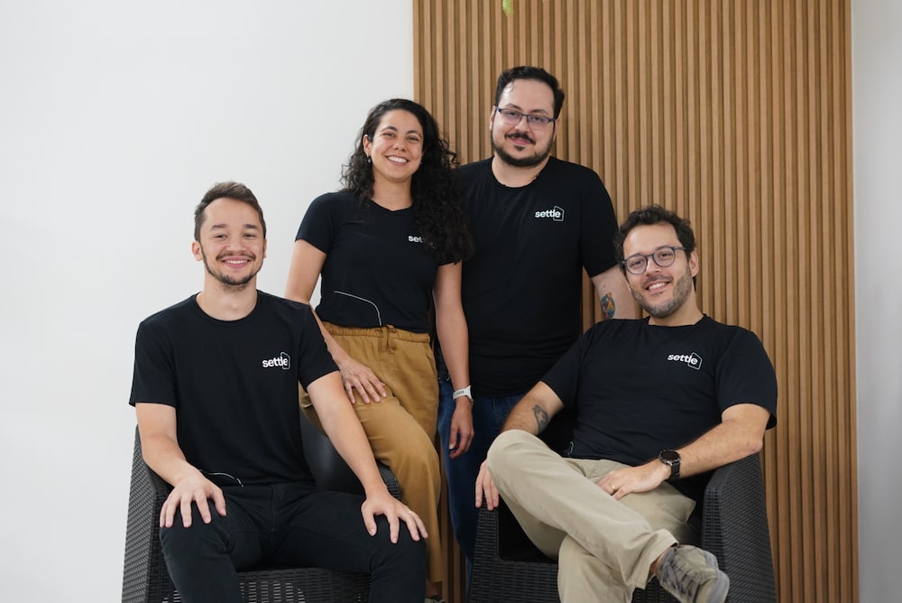 Fundada em Mateus, Alice, José Victor e Bruno, a Settle captou um pré-seed de US$ 3,08 milhões, em rodada liderada pela Canary Fundada em Mateus, Alice, José Victor e Bruno, a Settle captou um pré-seed de US$ 3,08 milhões, em rodada liderada pela Canary
