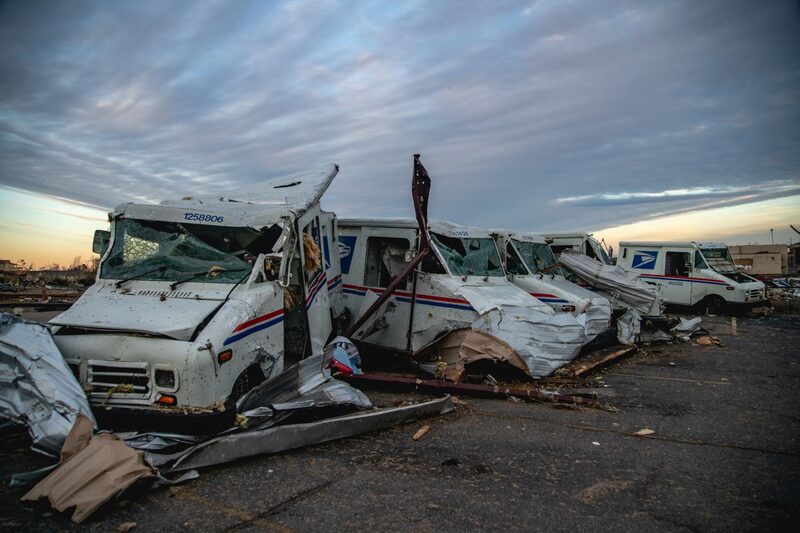 Camiones del Servicio Postal de Estados Unidos dañados tras un tornado en Mayfield, Kentucky, Estados Unidos, el sábado 11 de diciembre de 2021. Los tornados arrasaron varios estados de Estados Unidos a última hora del viernes, matando a más de 70 personas en Kentucky, al menos dos en una residencia de ancianos en Arkansas y un número indeterminado en un almacén de Amazon.com que quedó parcialmente arrasado en Illinois. Camiones del Servicio Postal de Estados Unidos dañados tras un tornado en Mayfield, Kentucky, Estados Unidos, el sábado 11 de diciembre de 2021. Los tornados arrasaron varios estados de Estados Unidos a última hora del viernes, matando a más de 70 personas en Kentucky, al menos dos en una residencia de ancianos en Arkansas y un número indeterminado en un almacén de Amazon.com que quedó parcialmente arrasado en Illinois.