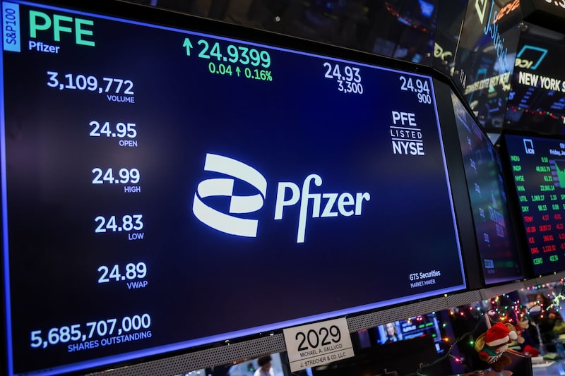 Cartel de Pfizer en el parqué de la Bolsa de Nueva York. Cartel de Pfizer en el parqué de la Bolsa de Nueva York.