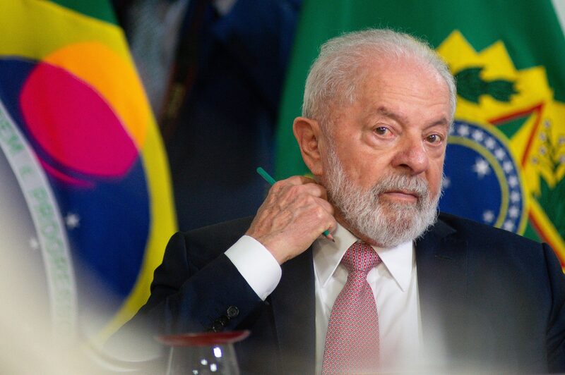 El gobierno de Lula se ha enfrentado a un creciente escrutinio sobre su compromiso con la salud fiscal, con los inversores preocupados por la disposición del presidente a aceptar recortes del gasto para alcanzar los objetivos presupuestarios. El gobierno de Lula se ha enfrentado a un creciente escrutinio sobre su compromiso con la salud fiscal, con los inversores preocupados por la disposición del presidente a aceptar recortes del gasto para alcanzar los objetivos presupuestarios.