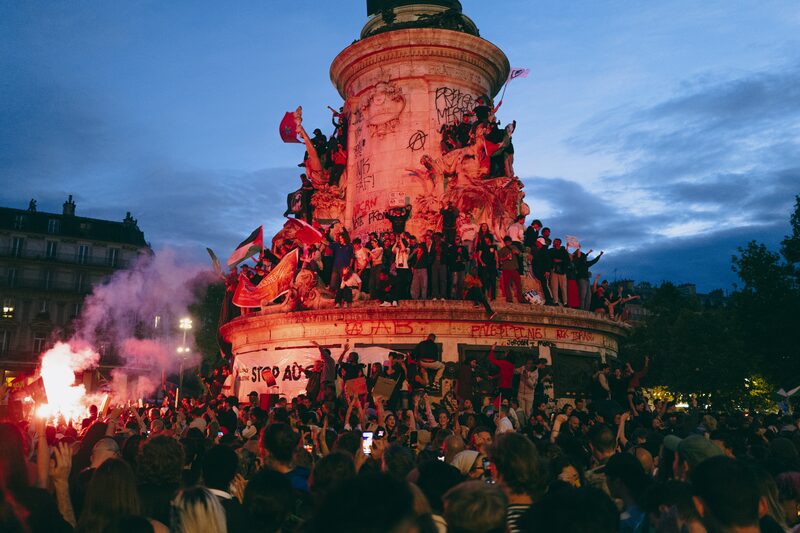 Pessoas comemoram no domingo (7) a vitória do partido de esqueda no segundo turno das eleições legislativas na França Pessoas comemoram no domingo (7) a vitória do partido de esqueda no segundo turno das eleições legislativas na França