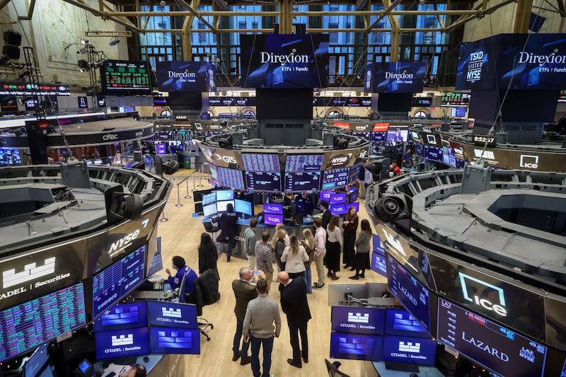 Los comerciantes trabajan en el piso de la Bolsa de Valores de Nueva York. Fotógrafo: Michael Nagle/Bloomberg.
Los comerciantes trabajan en el piso de la Bolsa de Valores de Nueva York. Fotógrafo: Michael Nagle/Bloomberg.