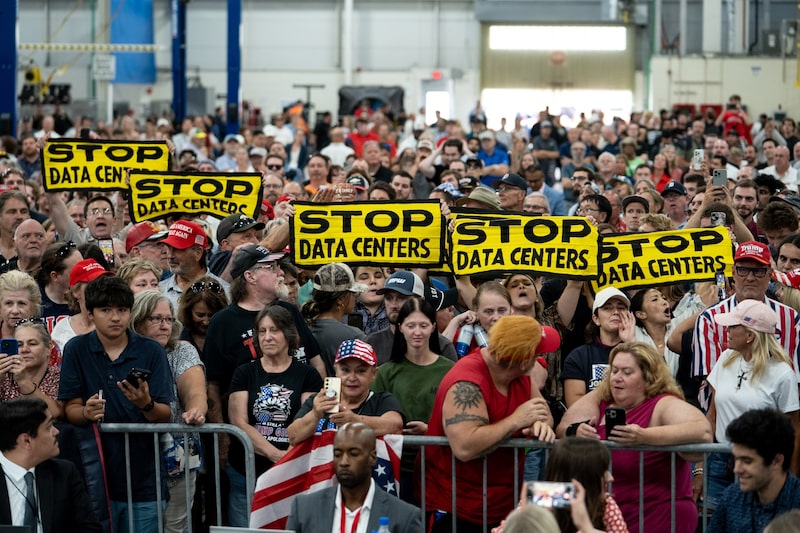 Oposição à construção de data centers se torna uma questão eleitoral nos EUA e amplia a atenção de investidores para empresas ligadas à infraestrutura de IA. Oposição à construção de data centers se torna uma questão eleitoral nos EUA e amplia a atenção de investidores para empresas ligadas à infraestrutura de IA.