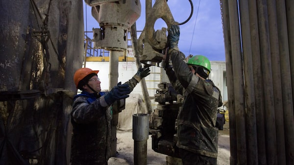 Petróleo cae a medida que confinamientos en China golpean la economía del país Petróleo cae a medida que confinamientos en China golpean la economía del país