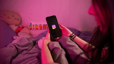 El Informe Mundial sobre la Felicidad dice que las redes sociales hacen infelices a los adolescentes El Informe Mundial sobre la Felicidad dice que las redes sociales hacen infelices a los adolescentes