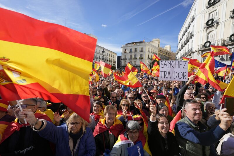 Miles de personas se congregaron este domingo para protestar contra los planes de Pedro Sánchez de amnistiar a separatistas catalanes implicados en un intento fallido de independencia. Photographer: Paul Hanna/Bloomberg Miles de personas se congregaron este domingo para protestar contra los planes de Pedro Sánchez de amnistiar a separatistas catalanes implicados en un intento fallido de independencia. Photographer: Paul Hanna/Bloomberg