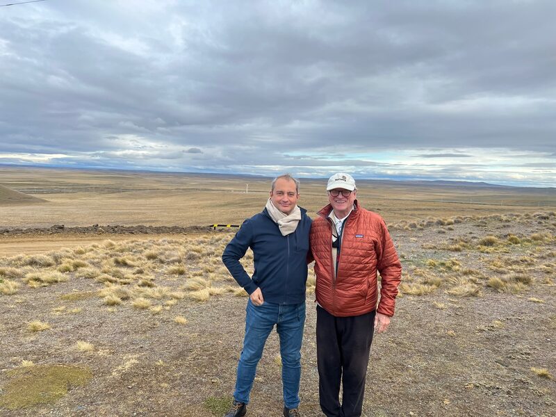 Nabil Katabi, Gerente de Financiamiento de proyectos junto a Jack W. Hanks, Presidente y CEO de MMEX Resources Corporation, en las tierras donde se hará el campo eólico (Río Grande, Tierra del Fuego) Nabil Katabi, Gerente de Financiamiento de proyectos junto a Jack W. Hanks, Presidente y CEO de MMEX Resources Corporation, en las tierras donde se hará el campo eólico (Río Grande, Tierra del Fuego)