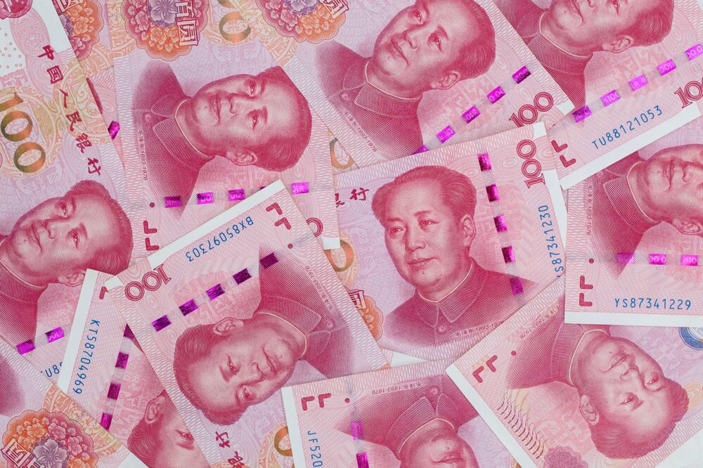 Billetes chinos de cien yuanes dispuestos para una fotografía en Hong Kong, China, el jueves 23 de abril de 2020. El Banco Popular de China (PBOC) ha recortado los tipos de interés a corto y medio plazo recientemente, además de las inyecciones de liquidez, las refinanciaciones de préstamos y la flexibilización de las normas reguladoras. Fotógrafo: Paul Yeung/Bloomberg Billetes chinos de cien yuanes dispuestos para una fotografía en Hong Kong, China, el jueves 23 de abril de 2020. El Banco Popular de China (PBOC) ha recortado los tipos de interés a corto y medio plazo recientemente, además de las inyecciones de liquidez, las refinanciaciones de préstamos y la flexibilización de las normas reguladoras. Fotógrafo: Paul Yeung/Bloomberg