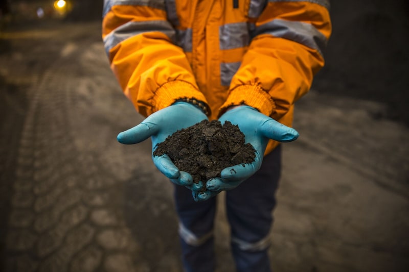 Un empleado sostiene una pila de concentrado de cobre en un almacén en el pozo Ferrobamba, uno de los tres pozos que serán explotados por Las Bambas de MMG Ltd., en el distrito peruano de Challhuahuacho, el martes 24 de enero de 2017. Perú registró en diciembre su mayor superávit comercial en cinco años, debido a que el aumento de la producción de cobre y la subida de los precios impulsaron las exportaciones. El país sudamericano superó el año pasado a China y se convirtió en el mayor productor mundial de cobre después de Chile, lo que le permitió registrar su primer superávit comercial anual en tres años. Un empleado sostiene una pila de concentrado de cobre en un almacén en el pozo Ferrobamba, uno de los tres pozos que serán explotados por Las Bambas de MMG Ltd., en el distrito peruano de Challhuahuacho, el martes 24 de enero de 2017. Perú registró en diciembre su mayor superávit comercial en cinco años, debido a que el aumento de la producción de cobre y la subida de los precios impulsaron las exportaciones. El país sudamericano superó el año pasado a China y se convirtió en el mayor productor mundial de cobre después de Chile, lo que le permitió registrar su primer superávit comercial anual en tres años.