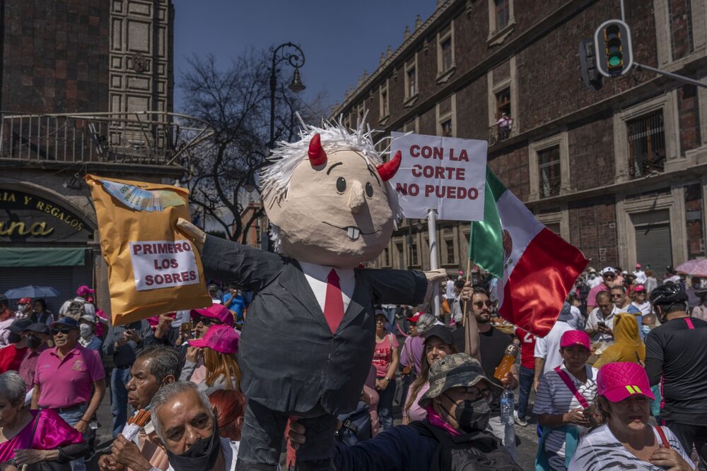 Una piñana de AMLO durante una protesta en contra de cambios propuestos a la ley electoral en México. Una piñana de AMLO durante una protesta en contra de cambios propuestos a la ley electoral en México.