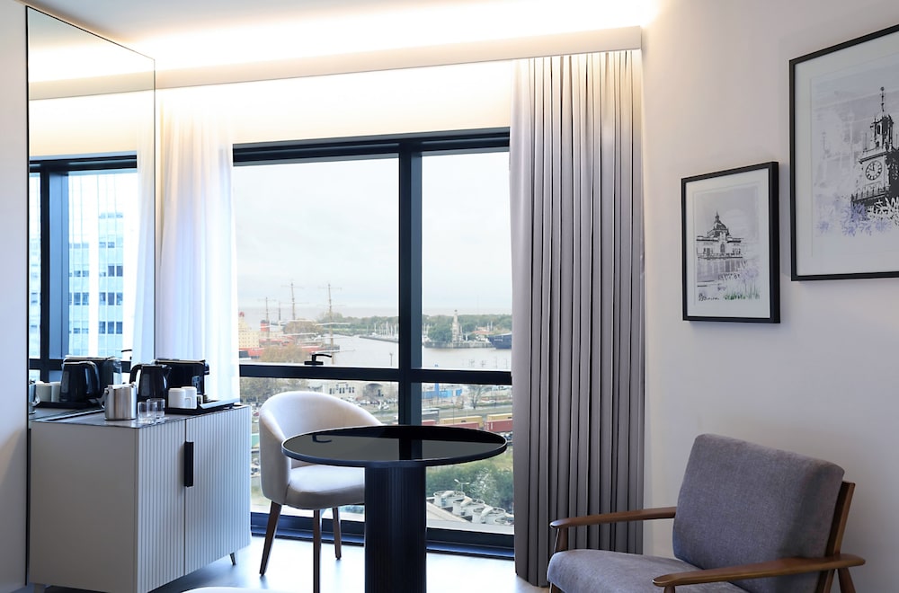 Quarto de categoria superior do Sheraton Buenos Aires, no bairro de Retiro, com vista para o porto e o Rio da Prata. A diária média da casa parte de US$ 200 e chega a cerca de US$ 230 nas acomodações reformadas. Quarto de categoria superior do Sheraton Buenos Aires, no bairro de Retiro, com vista para o porto e o Rio da Prata. A diária média da casa parte de US$ 200 e chega a cerca de US$ 230 nas acomodações reformadas.