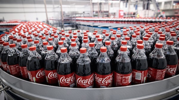 Coca-Cola logra su mayor crecimiento en cinco trimestres impulsada por tamaños pequeños Coca-Cola logra su mayor crecimiento en cinco trimestres impulsada por tamaños pequeños