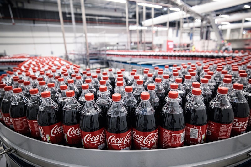 Botellas de Coca-Cola se desplazan por una cinta transportadora en la línea de producción de Dunaharaszti, Hungría. Botellas de Coca-Cola se desplazan por una cinta transportadora en la línea de producción de Dunaharaszti, Hungría.