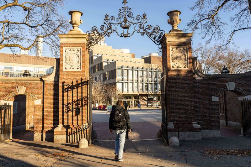 Estudantes no campus da Universidade Harvard em Cambridge, Massachusetts, nos EUA Estudantes no campus da Universidade Harvard em Cambridge, Massachusetts, nos EUA