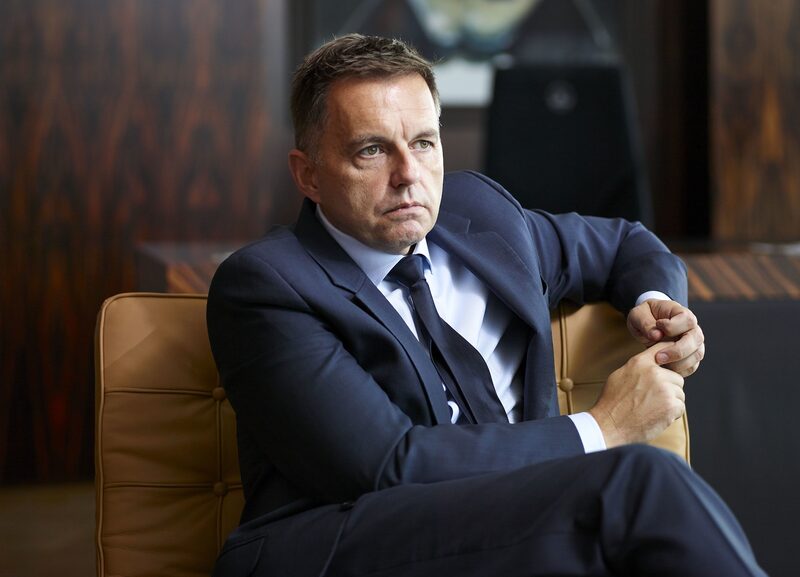 Kazimir es el segundo gobernador de un banco central de un país de la zona del euro oriental que se enfrenta a acusaciones de soborno. Kazimir es el segundo gobernador de un banco central de un país de la zona del euro oriental que se enfrenta a acusaciones de soborno.