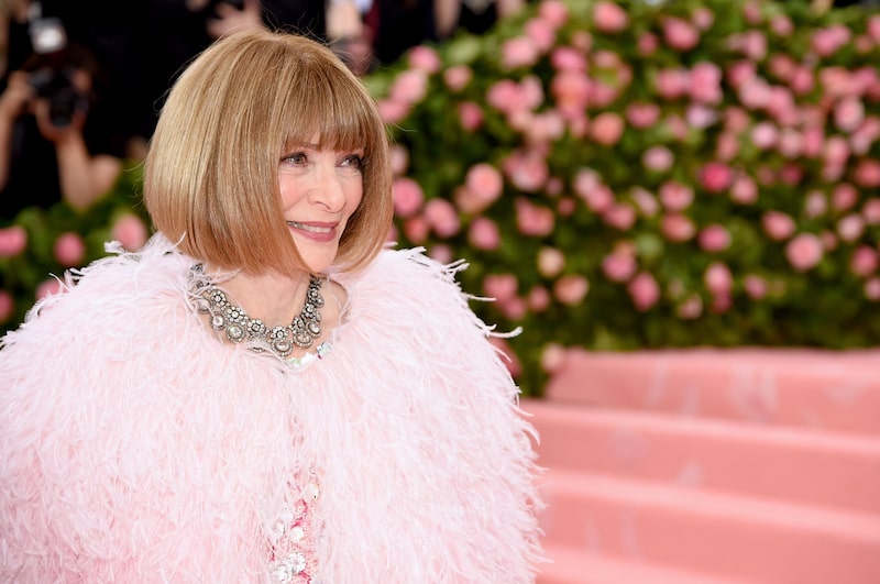 Wintour tem sido uma força no setor da moda há décadas, com sua presença firme na primeira fila dos desfiles de moda dos principais estilistas do mundo Wintour tem sido uma força no setor da moda há décadas, com sua presença firme na primeira fila dos desfiles de moda dos principais estilistas do mundo