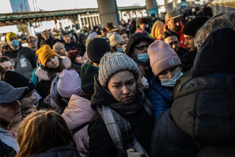 Los ucranianos desplazados que quieren abandonar la capital suben a un tren en la estación central de Kiev. Los ucranianos desplazados que quieren abandonar la capital suben a un tren en la estación central de Kiev.