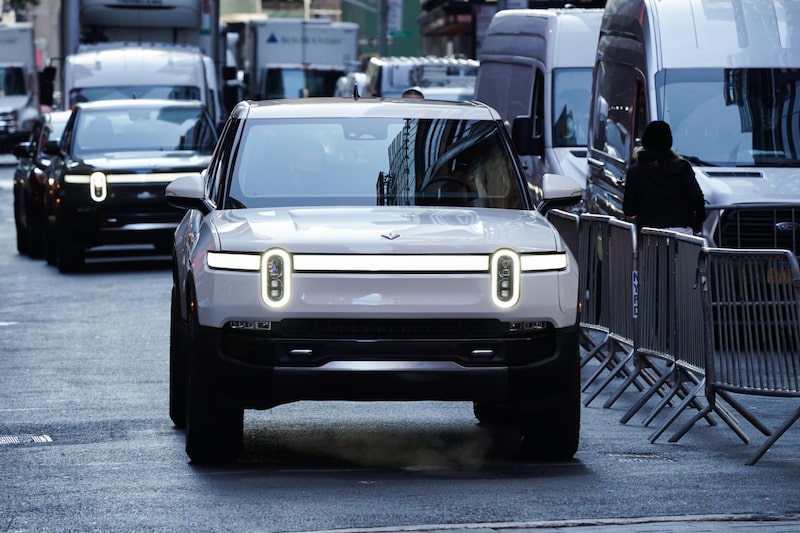 Una camioneta eléctrica Rivian R1T durante la oferta pública inicial de la compañía, fuera del Nasdaq MarketSite en Nueva York, el miércoles 10 de noviembre de 2021. El fabricante de vehículos eléctricos Rivian Automotive Inc. fijó el precio de las acciones en su oferta pública inicial en US$78 dólares por unidad para recaudar US$11.900 millones, la mayor venta de acciones por primera vez este año. Fotógrafo: Bing Guan/Bloomberg Una camioneta eléctrica Rivian R1T durante la oferta pública inicial de la compañía, fuera del Nasdaq MarketSite en Nueva York, el miércoles 10 de noviembre de 2021. El fabricante de vehículos eléctricos Rivian Automotive Inc. fijó el precio de las acciones en su oferta pública inicial en US$78 dólares por unidad para recaudar US$11.900 millones, la mayor venta de acciones por primera vez este año. Fotógrafo: Bing Guan/Bloomberg