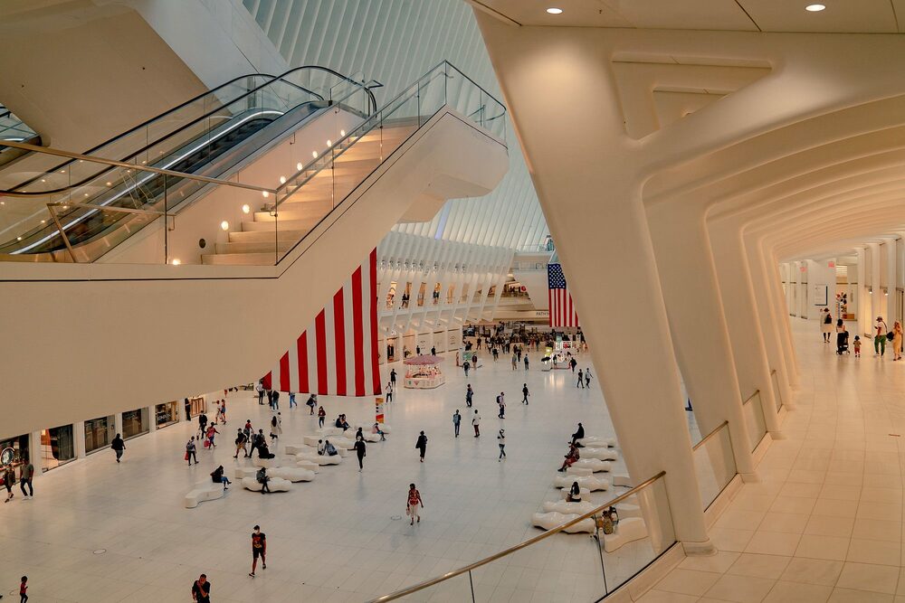 Los viajeros caminan por el centro de transporte Oculus en Nueva York, una ciudad en la que, como en gran parte del país, hay escasez de mano de obra infantil. Fotógrafo: Amir Hamja/Bloomberg Los viajeros caminan por el centro de transporte Oculus en Nueva York, una ciudad en la que, como en gran parte del país, hay escasez de mano de obra infantil. Fotógrafo: Amir Hamja/Bloomberg
