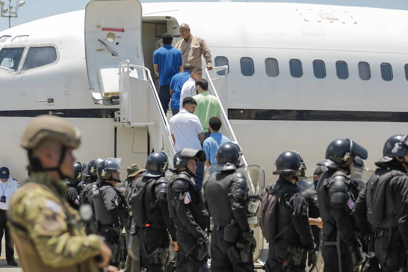 Venezolanos detenidos abordan un vuelo a Venezuela como parte de un acuerdo de intercambio de detenidos entre Venezuela y Estados Unidos. Fuente: Presidencia de El Salvador/Getty Images. Venezolanos detenidos abordan un vuelo a Venezuela como parte de un acuerdo de intercambio de detenidos entre Venezuela y Estados Unidos. Fuente: Presidencia de El Salvador/Getty Images.