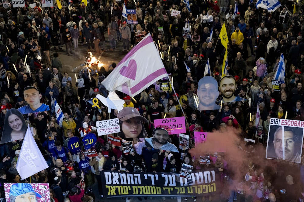 Manifestantes sostienen fotos de los rehenes retenidos en la Franja de Gaza durante una concentración para pedir un acuerdo sobre los rehenes en Tel Aviv, el 4 de enero. Manifestantes sostienen fotos de los rehenes retenidos en la Franja de Gaza durante una concentración para pedir un acuerdo sobre los rehenes en Tel Aviv, el 4 de enero.