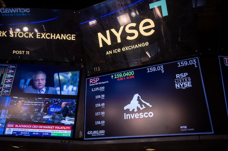Traders On The Floor Of The NYSE As US Assets Sink Anew as Wall Street Unrest Builds Traders On The Floor Of The NYSE As US Assets Sink Anew as Wall Street Unrest Builds