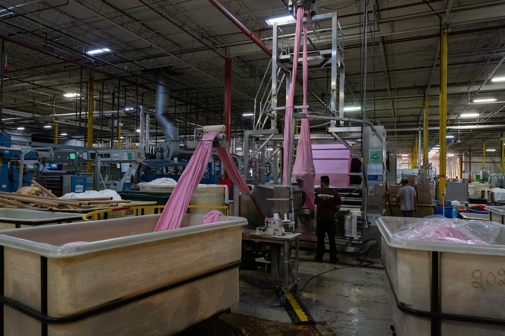A sobrevivência da Fine Cotton é essencial, não apenas para seus trabalhadores, mas também para empresas como a Jerico, que depende da tinturaria para suas operações. (Foto: Adetona Omokanye/Bloomberg) A sobrevivência da Fine Cotton é essencial, não apenas para seus trabalhadores, mas também para empresas como a Jerico, que depende da tinturaria para suas operações. (Foto: Adetona Omokanye/Bloomberg)