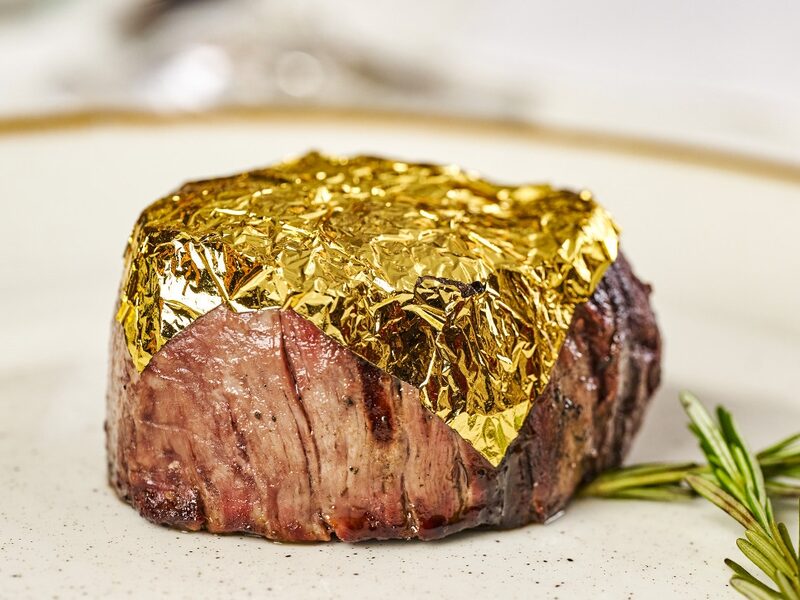 Carne folheada com ouro, que ganhou as redes sociais nos últimos dias depois de ser provada pelo ex-jogador Ronaldo e algumas estrelas da seleção brasileira Carne folheada com ouro, que ganhou as redes sociais nos últimos dias depois de ser provada pelo ex-jogador Ronaldo e algumas estrelas da seleção brasileira