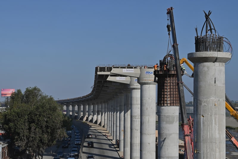 Los contratistas trabajan en la obra de construcción del viaducto elevado de Tijuana, en Tijuana, Baja California, México. Fotógrafo: Carlos Moreno/Bloomberg. Los contratistas trabajan en la obra de construcción del viaducto elevado de Tijuana, en Tijuana, Baja California, México. Fotógrafo: Carlos Moreno/Bloomberg.