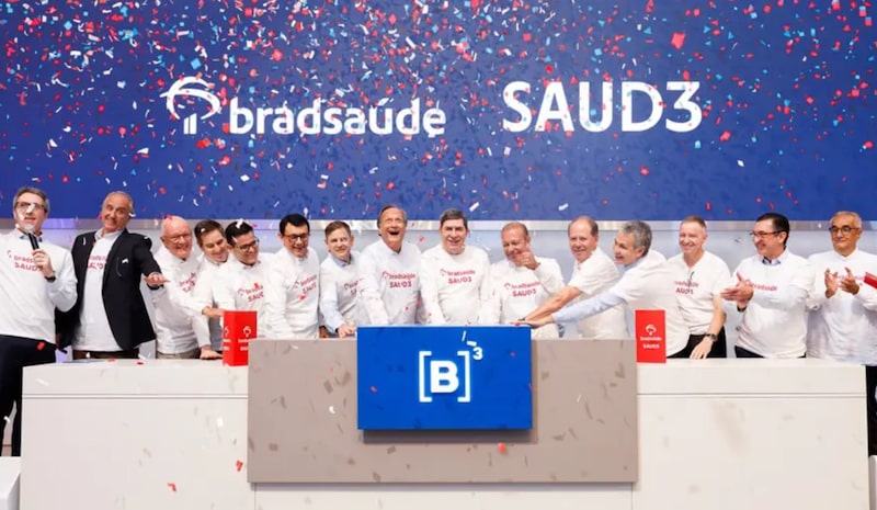 Bradsaúde (SAUD3) estreou na B3 em 5 de maio, em operação de IPO reverso que reuniu na antiga Odontoprev todos os ativos de saúde do Bradesco. A holding nasceu com receita estimada de R$ 52 bilhões e lucro líquido próximo de R$ 3,6 bilhões. Bradsaúde (SAUD3) estreou na B3 em 5 de maio, em operação de IPO reverso que reuniu na antiga Odontoprev todos os ativos de saúde do Bradesco. A holding nasceu com receita estimada de R$ 52 bilhões e lucro líquido próximo de R$ 3,6 bilhões.