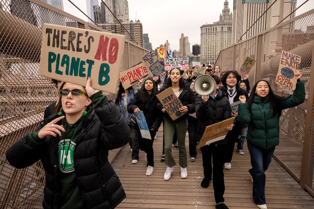 Jóvenes manifestantes durante una huelga climática global en Nueva York en marzo pasado. Fotógrafo: Yuki Iwamura/Bloomberg Jóvenes manifestantes durante una huelga climática global en Nueva York en marzo pasado. Fotógrafo: Yuki Iwamura/Bloomberg