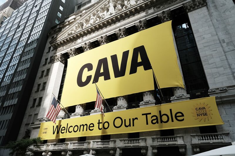 Rede de restaurantes Cava estreou na Bolsa de Nova York em 15 de junho com valuation de US$ 2,45 bilhões (Foto: Spencer Platt/Getty Images) Rede de restaurantes Cava estreou na Bolsa de Nova York em 15 de junho com valuation de US$ 2,45 bilhões (Foto: Spencer Platt/Getty Images)